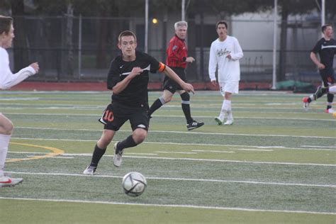 Soccer teams fall short in NCS – The Californian