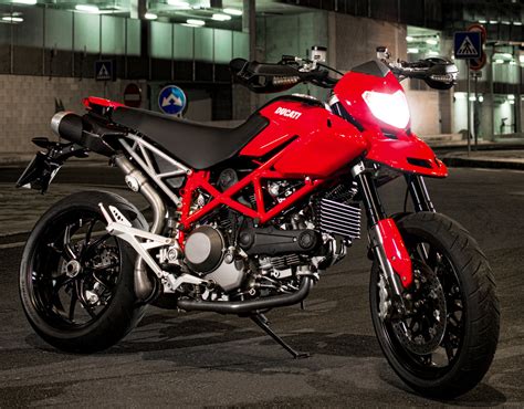 Bike World Express: 2011 Ducati Monster 1100 EVO Review