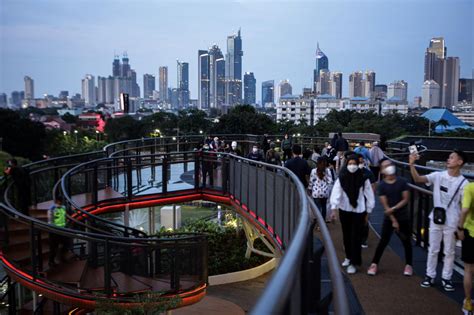 FOTO: Skywalk Senayan Park Sajikan Pemandangan Lanskap Kota Jakarta