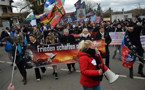 Protest by Kremlin supporters draws 2,500 outside Ramstein Air Base gate | Stars and Stripes