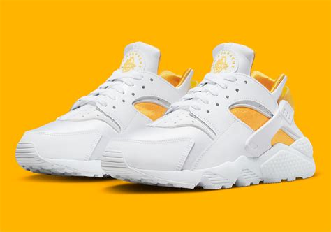 Nike Air Huarache "Laser Orange" DR5727-100 | SneakerNews.com