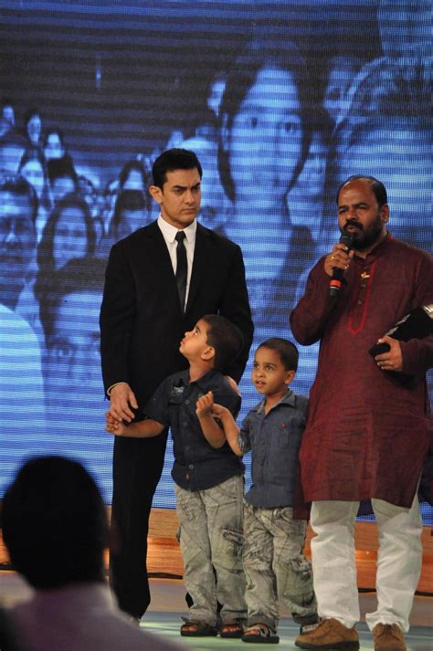 Aamir Khan with the award winners at the CNN IBN Reliance Real Heroes ...