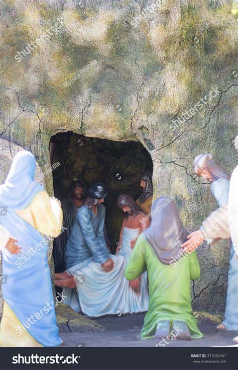 Jesus Christ Being Placed Inside Tomb Stock Photo 371082461 | Shutterstock