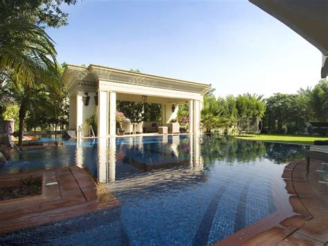 Dubai’s luxury real estate thrives among upheaval - Arabian Business ...