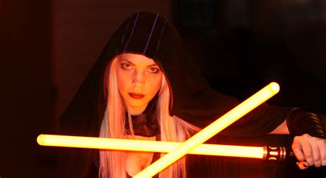 Female Jedi Cosplayer at Dragon Con 2015 with Lightsabers - FLAVORFUL JOURNEYSFLAVORFUL JOURNEYS