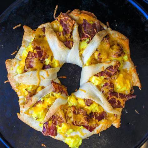 Bacon, Egg & Cheese Crescent Ring - An Easy Breakfast! - Hungry Six