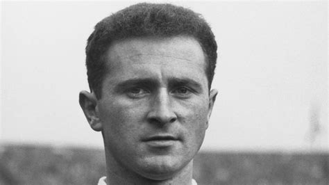 Harry Gregg: Manchester United and Northern Ireland legend dies aged 87 ...