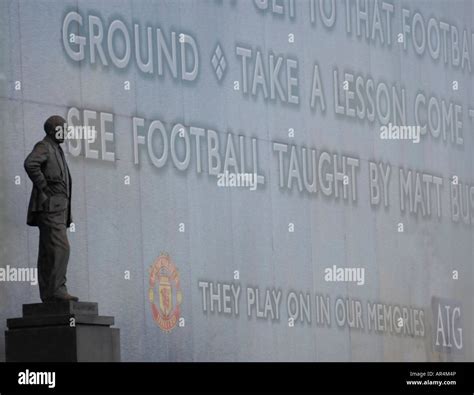 Matt Busby Statue outside old trafford Stock Photo - Alamy