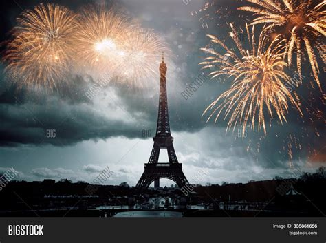 Fireworks 2024 Near Eiffel Tower - Patty Bernelle