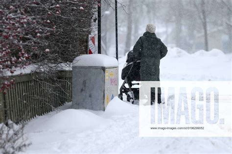 08.12.2022, Tartu Snow in the streets of Tartu. Winter, pedestrians ...