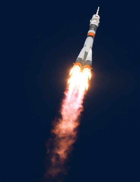 Rocket - definition and meaning with pictures | Picture Dictionary & Books