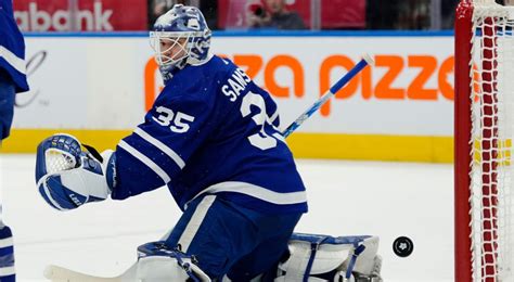 Maple Leafs goaltender Ilya Samsonov suffers knee injury against Bruins