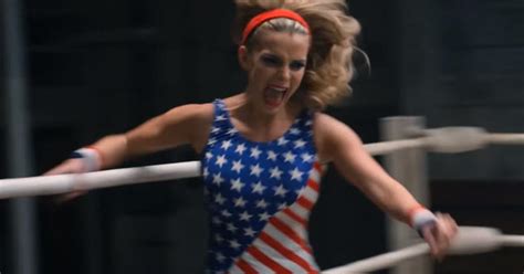 Netflix comedy 'Glow' is full of '80s hair and wrestle mania - CNET