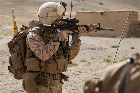 A US Marine looks down the scope on his M4 Carbine in Afghanistan [4600 × 3066] : r/MilitaryPorn