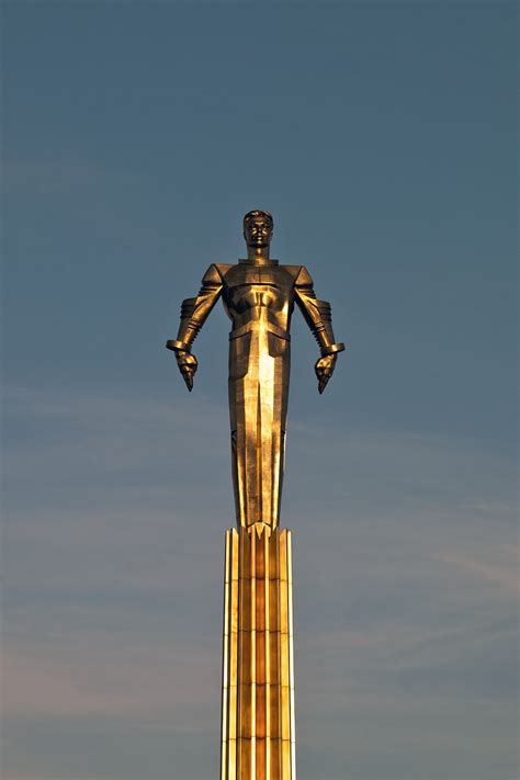 Statue of Soviet cosmonaut Yuri Gagarin in Moscow, Russia. : r/woahdude