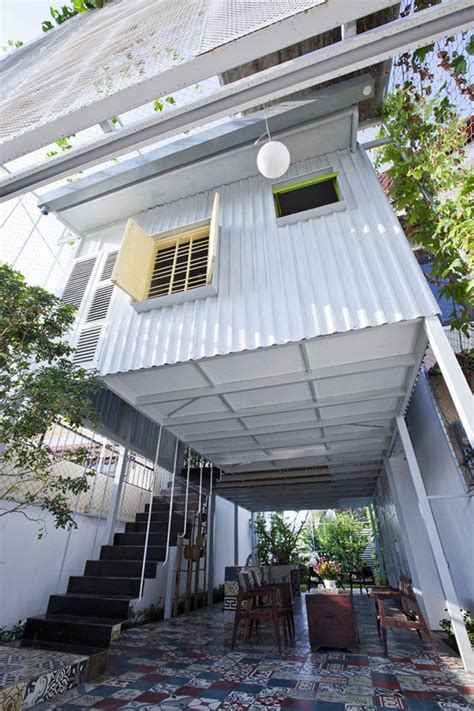 Industrial steel stilt house with open main level | Modern House Designs