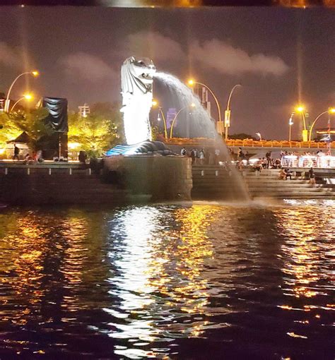 Merlion Fountain Singapore River • Point Me to the Plane