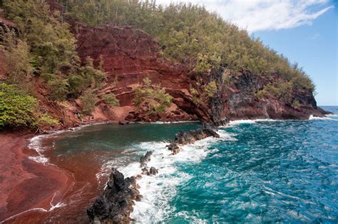 Kaihalulu Red Sand Beach, Maui | To-Hawaii.com