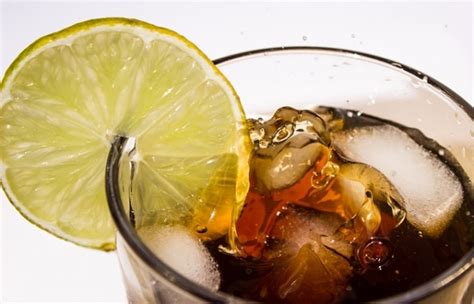 Carbonated drinks - 12 Foods That Increase Your Risk of Acid Reflux