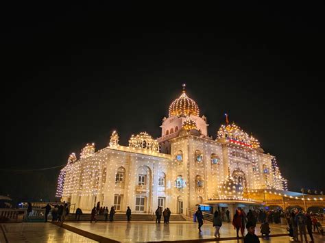 Gurudwara Shri Bangla Sahib | Mood instagram, Beautiful world, Night skies