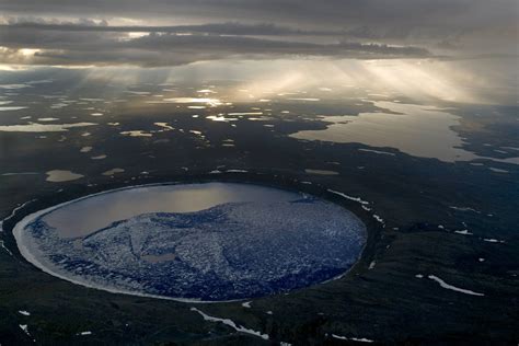 Great shot of the Pingualuit crater in Québec, Canada. [2700x1800 ...