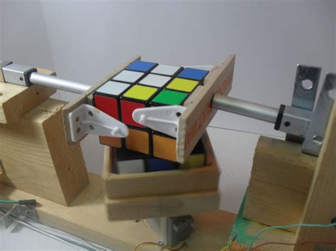 Microcontroller-Based, Cube-Solving Robot - Circuit Cellar