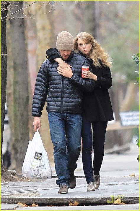 Jake Gyllenhaal & Taylor Swift: More Thanksgiving Pics!: Photo 2502030 ...