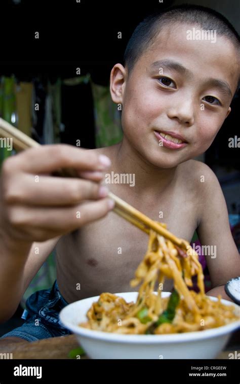 Chinese kid eating noodles. Pingyao, Shaanxi province. China Stock Photo - Alamy