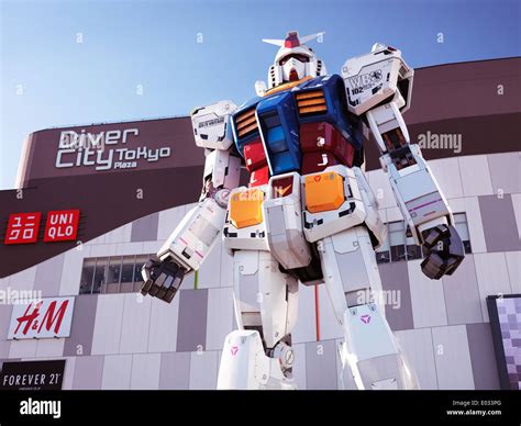 Gundam RX-78-2 giant statue in front of Diver City, Odaiba, Tokyo ...