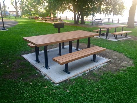 Roosevelt Islander Online: Roosevelt Island Has New Picnic Benches At ...