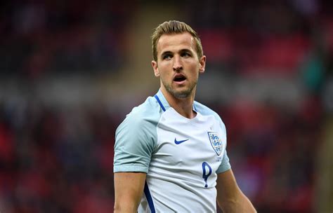 Walker Backs Tottenham's Kane as England's Main Striker