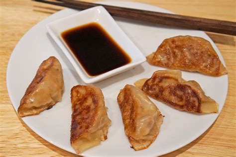 How to Make Japanese Gyoza (Pan-Fried Dumplings) | Hey! Review Food