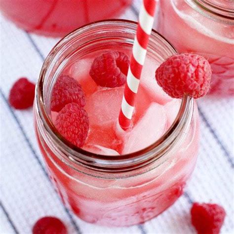 Raspberry Vodka Lemonade | Cake 'n Knife