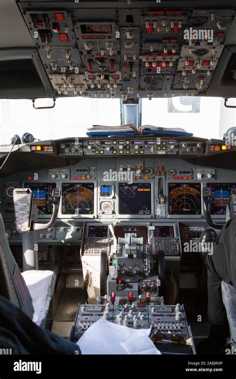 The cockpit of Boeing 737-800 aircraft Stock Photo - Alamy