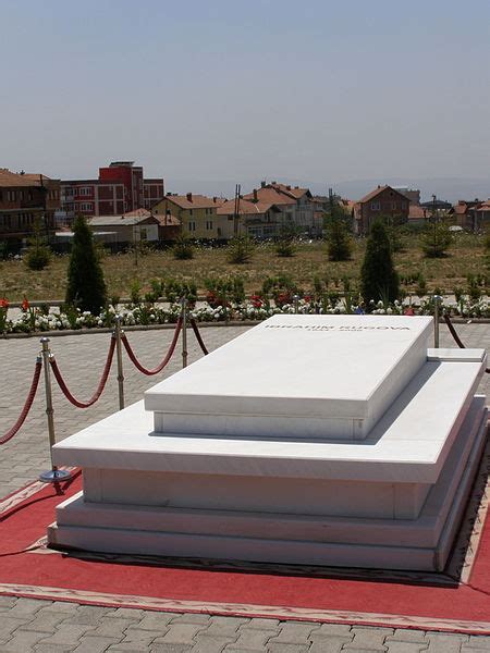 Grave of Ibrahim Rugova - Pristina - TracesOfWar.com