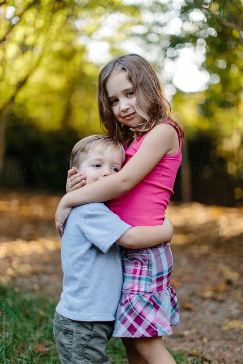 «Big Sister Hugging Her Little Brother» del colaborador de Stocksy «Jakob Lagerstedt» - Stocksy