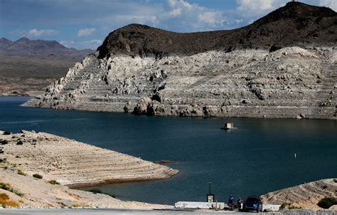 'It's such a strange thing to see': Photos show Lake Mead on the verge ...