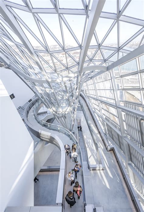 Le musée des Confluences en acier verre et béton de Coop Himmelblau ...