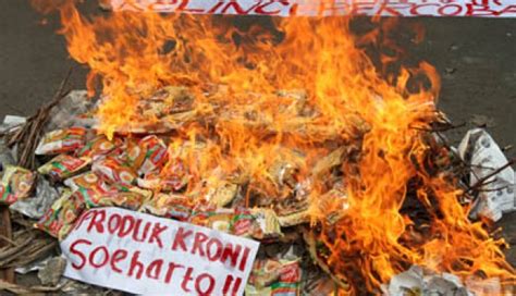 Bendera PKI Dibakar di Malang pada HUT Kemerdekaan RI - Nasional Tempo.co