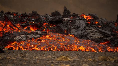 Iceland volcano new fissure | 9news.com