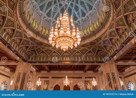 Chandelier in Sultan Qaboos Grand Mosque in Muscat, Om Editorial Stock Image - Image of ...