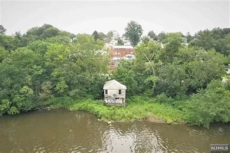 Kearny, NJ fixer-upper for only $150k boasts stunning water views