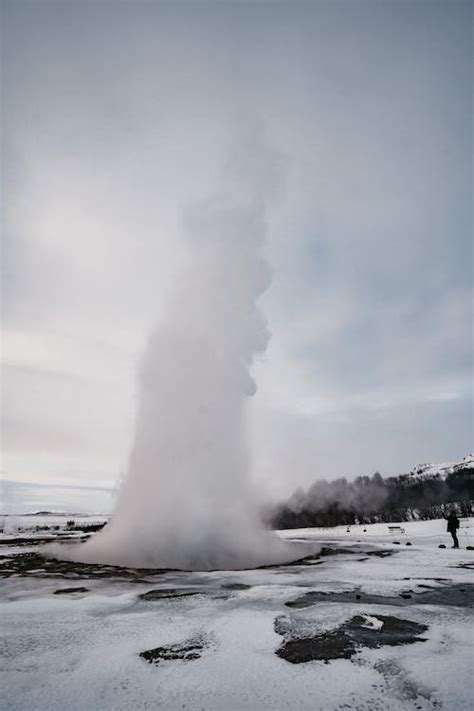 People Watching Geyser Eruption · Free Stock Photo