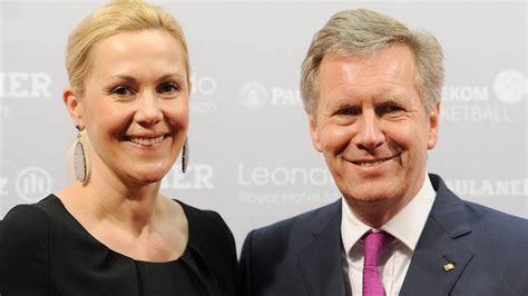 Bettina Wulff & Christian Wulff: Lässt sie ihn schon wieder sitzen? | InTouch