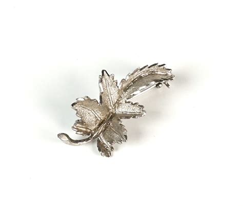 Broche "Feuille de vigne" en argent (900/oo) partiellement amati, L. 3.7 cm. Poids br...