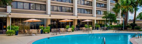 Pet-Friendly Hotels | Crowne Plaza Executive Ctr Baton Rouge