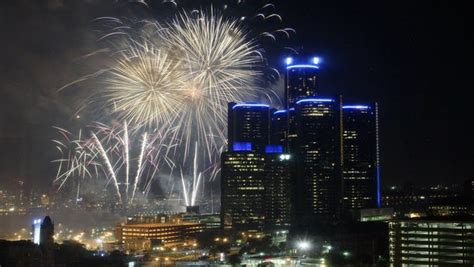 18 incredible photos from Detroit fireworks history