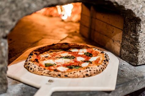 Pizza preparata nel forno a legna - SCUOLA ARTE BIANCA