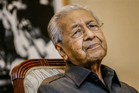 Dr Mahathir cries ‘double standard’ over police questioning