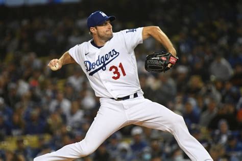 Max Scherzer lost his balance from the strong winds at Dodger Stadium